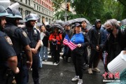 算命最准美国多地举行“没有国王”抗议活动
